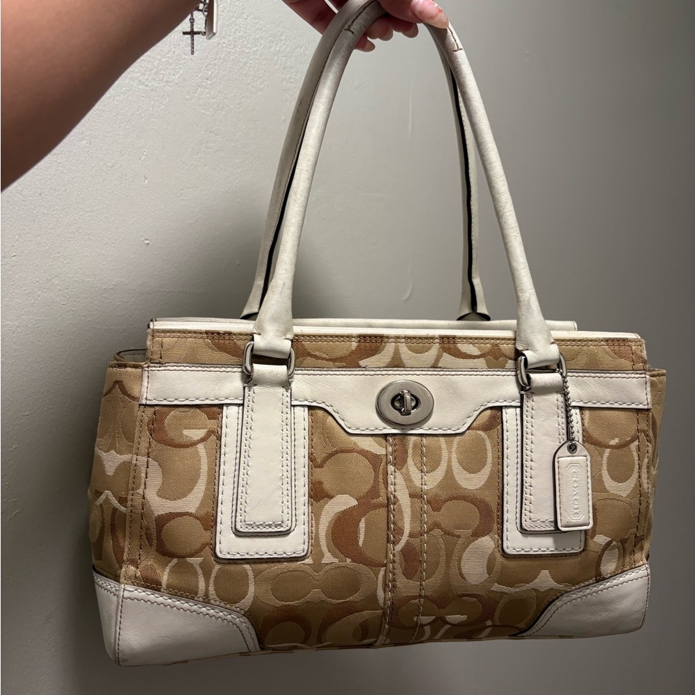 Coach Tan and Cream Signature purse 👜